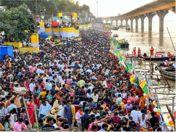 બિહારના પટનામાં છઠ પૂજા દરમિયાન ભક્તોની ભારે ભીડ હતી, જે આ તસવીરમાં સ્પષ્ટ દેખાય છે.