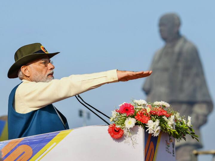 प्रधानमंत्री नरेंद्र मोदी ने गुजरात के केवड़िया में स्टैच्यू ऑफ यूनिटी में राष्ट्रीय एकता दिवस परेड की अध्यक्षता की. प्रधानमंत्री ने सरदार पटेल की जयंती पर उन्हें पुष्पांजलि भी अर्पित की.