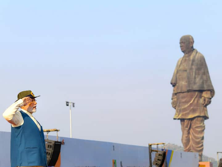 इस अवसर को संबोधित करते हुए, प्रधान मंत्री ने कहा कि राष्ट्रीय एकता दिवस हमारे देश को एकजुट करने में सरदार पटेल की अमूल्य भूमिका के लिए एक श्रद्धांजलि है.