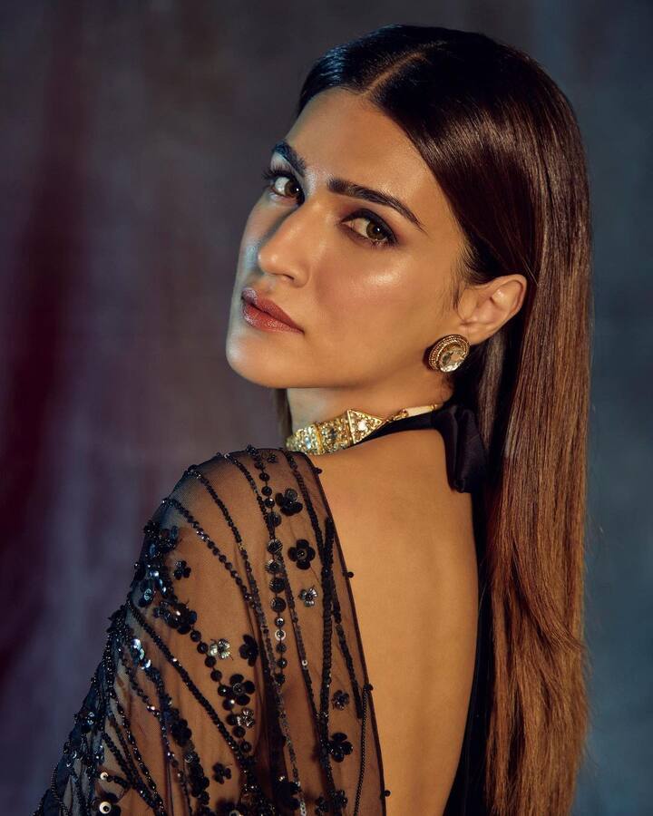क्रितीच्या वर्कफ्रंटवर नजर टाकली तर ती लवकरच साऊथ सुपरस्टार प्रभाससोबत 'आदिपुरुष' चित्रपटात दिसणार आहे. याशिवाय ती वरुण धवनच्या 'भेडिया', कार्तिक आर्यनसोबत 'शेहजादा' आणि टायगर श्रॉफसोबत 'गणपत' या चित्रपटातही दिसणार आहे.(फोटो सौजन्य :kritisanon/इंस्टाग्राम)