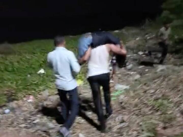 वहीं राष्ट्रपति मुर्मू ने ट्वीट किया, ‘‘गुजरात के मोरबी में हुई त्रासदी ने मुझे चिंतित कर दिया है. मेरी संवेदनाएं और प्रार्थनाएं प्रभावित लोगों के साथ हैं. राहत और बचाव प्रयासों से पीड़ितों को राहत मिलेगी.’’ वहीं, दिल्ली के मुख्यमंत्री व आम आदमी पार्टी प्रमुख अरविंद केजरीवाल ने ट्वीट किया, ‘‘गुजरात से बेहद दुःखद खबर मिल रही है. मोरबी में ब्रिज टूट जाने से कई लोगों के नदी में गिर जाने की खबर है. भगवान से उनकी जान और स्वास्थ्य की प्रार्थना करता हूं.’’