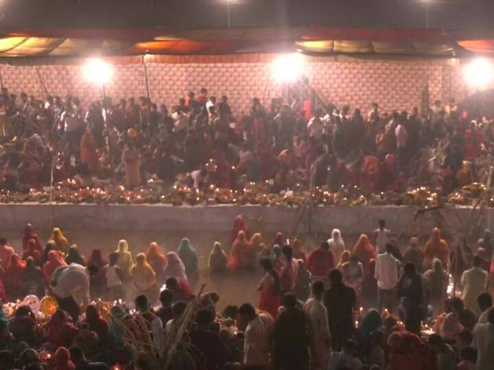Delhi large number of devotees offered Arghya to rising sun on occasion of Chhath festival puja ANN Chhath Puja 2022: दिल्ली में छठ पूजा पर बड़ी संख्या में श्रद्धालुओं ने उगते सूर्य को दिया अर्घ्य, संपन्न हुआ महापर्व