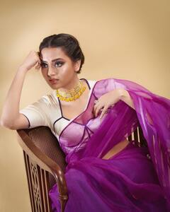 Tejasswi Prakash Saree Look: चोली कट ब्लाउज के साथ पर्पल साड़ी में बला की हसीन लगीं तेजस्वी प्रकाश, माथे की बिंदी पर अटका फैंस का दिल