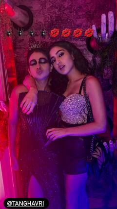 Halloween Party Inside Pics: कोई बना प्रिंसेज तो किसी ने कैरी किया वैम्प का गेटअप, हैलोवीन पार्टी में सारा से अनन्या तक ऐसा था लुक