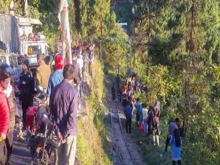 Kurseong Accident:জাতীয় সড়ক থেকে ২০০ ফুট নিচে পড়ল গাড়ি, কার্শিয়াঙে দুর্ঘটনায় মৃত ৩ Spine Chilling Accident Took Place At Kurseong Taking Life Of 3 While Injuring 5 Others Kurseong Accident:জাতীয় সড়ক থেকে ২০০ ফুট নিচে পড়ল গাড়ি, কার্শিয়াঙে দুর্ঘটনায় মৃত ৩