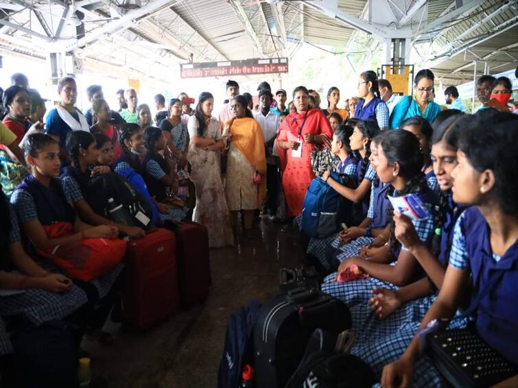 Chennai Corporation took the students who scored the highest marks in class 10 Chennai Corporation: 10-ஆம் வகுப்பில் அதிக மதிப்பெண் பெற்ற மாணவர்களை சுற்றுலா அழைத்துச்சென்ற சென்னை மாநகராட்சி