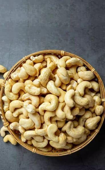 Soaked Cashews In Milk : दुधात भिजवलेले काजू खाण्याचे इतरही अनेक फायदे आहेत. त्यांच्याबद्दल जाणून घेऊयात.