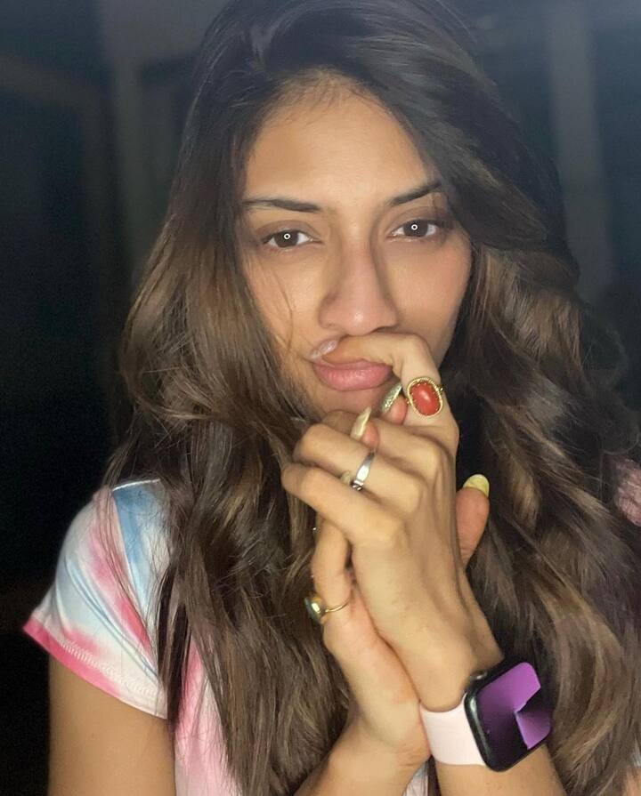 हालांकि ये पहली बार नहीं है जब किसी एक्ट्रेस ने ऐसी हिम्मत दिखाई हो और नो मेकअप तस्वीरें पोस्ट की हो. नुसरत ने बड़ी बहादुरी से खुद को जैसा हो वैसा स्वीकार करने की बात कहते हुए ये फोटोज पोस्ट कीं.