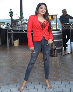 Sakshi Agarwal: கிளையில் காணும் கிளியின் மூக்கு... சிகப்பு உடையில் அசத்தும் சாக்‌ஷி அகர்வாலின் நியூ க்ளிக்ஸ்!