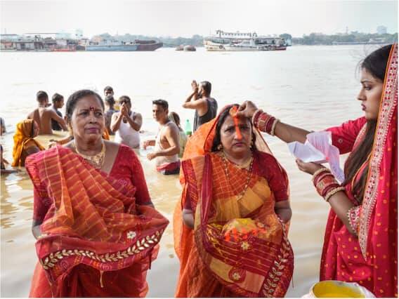 છઠ પર્વની વિધિ પૂર્ણ કરવા માટે કેટલાક લોકો પૂજાની જરૂરી ચીજવસ્તુઓની ખરીદી કરતા જોવા મળ્યા હતા.