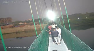 Morbi Cable Bridge Collapse Video: મોરબીના ઝૂલતા પુલ પરથી આ રીતે ટપોટપ નદીમાં ગરકાવ થયા હતા લોકો, જુઓ CCTV