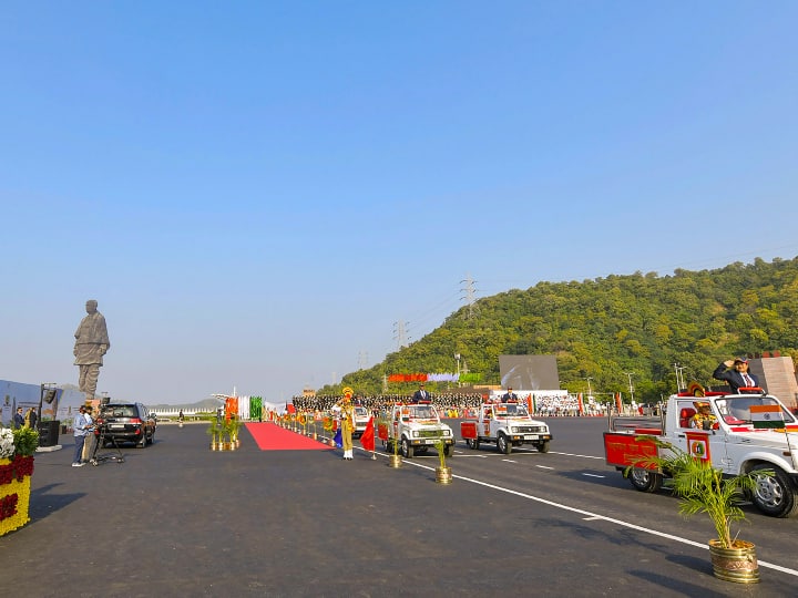 उन्होंने कहा कि एकता हमेशा से भारत की विशिष्टता रही है लेकिन आज भी देश को तोड़ने और बांटने की कोशिशें हो रही हैं. उन्होंने लोगों से ऐसी सोच से दूर रहने का आग्रह किया है जो देश को धर्म, जाति और भाषा के आधार पर विभाजित करने का प्रयास करते हैं.