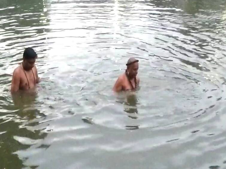 Velakurichi Adheenam took a holy dip in the Tulakata Kaveri TNN மயிலாடுதுறை: துலாக்கட்ட காவிரியில் புனித நீராடிய வேளாக்குறிச்சி ஆதீனம்