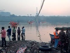 नदी में तैरती लाशें, चारों तरफ चीत्कार और अपनों को तलाशती आंखें... मोरबी ब्रिज हादसे की देखें खौफनाक तस्वीरें