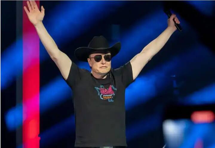 সম্প্রতি ট্যুইটার হাতে নিয়েই এর যাচাইকরণ প্রক্রিয়া পুরো বদলে ফেলার কথা বলেছেন ট্যুইটারের সিইও। তবে এতে কী পরিবর্তন করা হবে এমনকী টাকার বিষয়ে কোনও তথ্য দেননি তিনি।