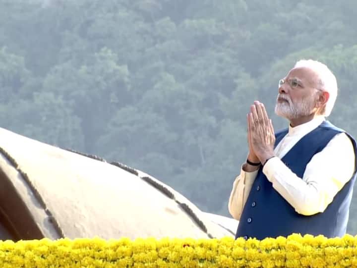 પીએમ મોદીના ગુજરાત પ્રવાસનો આજે બીજો દિવસ છે. આજે સવારે તેમણે કેવડિયામાં સ્ટેચ્યુ ઓફ યુનિટી ખાતે લોખંડી પુરુષ સરદાર પટેલની પ્રતિમાને પુષ્પાજંલિ આપી હતી.