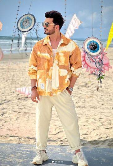 ਅਰਜੁਨ ਬਿਜਲਾਨੀ ਦੀ ਮਿਹਨਤ ਰੰਗ ਲਿਆਈ ਅਤੇ 2004 ਵਿੱਚ ਪਹਿਲੀ ਵਾਰ ਕੰਮ ਮਿਲਿਆ। ਟੀਵੀ ਦੇ ਕਈ ਮਸ਼ਹੂਰ ਸ਼ੋਅਜ਼ ਜਿਵੇਂ 'ਮਿਲੇ ਜਬ ਹਮ ਤੁਮ', 'ਪਰਦੇਸ ਮੈਂ ਹੈ ਮੇਰਾ ਦਿਲ', 'ਲੈਫਟ ਰਾਈਟ ਲੈਫਟ', 'ਨਾਗਿਨ' ਵਰਗੇ ਸ਼ੋਅਜ਼ ਦਾ ਹਿੱਸਾ ਰਹੇ।