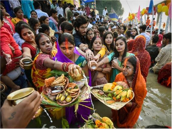 સૂર્ય ભગવાન અને તેમની બહેન છઠ્ઠી મૈયાને સમર્પિત, છઠ પૂજા દિવાળીના થોડા દિવસો પછી શરૂ થાય છે અને 5 દિવસ સુધી ચાલે છે.