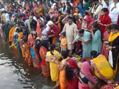 गोरखपुर में सूर्य देवता को अर्घ्‍य देने के साथ संपन्न हुआ छठ महापर्व, घाट पर व्रती महिलाओं की उमड़ी भीड़