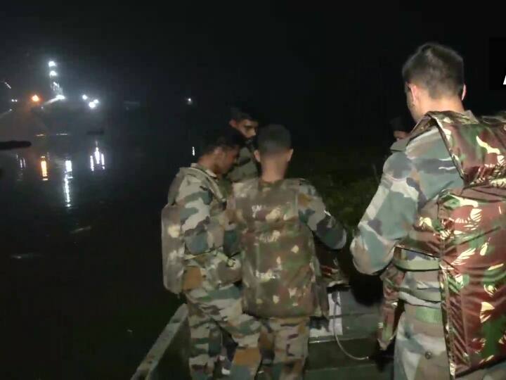गुजरात के मोरबी शहर में रविवार की शाम मच्छु नदी पर बना केबल पुल टूटने से कम से कम 60 व्यक्तियों की मौत हो गई. यह पुल करीब एक सदी पुराना था और मरम्मत के बाद हाल ही में इसे लोगों के लिए खोला गया था. अधिकारियों ने यह जानकारी दी. अधिकारियों ने कहा कि हाल ही में मरम्मत के बाद जनता के लिए चार दिन पहले ही फिर से खोले गए इस पुल पर लोगों की काफी भीड़ थी. उन्होंने बताया कि पुल शाम करीब साढ़े छह बजे टूट गया.