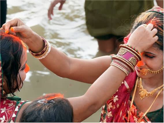 બિહારની રાજધાની પટનામાં છઠ તહેવાર દરમિયાન મહિલાઓ એકબીજાને સિંદુર લગાવતી જોવા મળી હતી.
