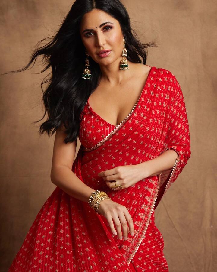 या लूकमध्ये कतरिना खूपच हॉट आणि वेगळी दिसत आहे. तिचा हा लूक सर्वांनाच हैराण करत आहे.(फोटो सौजन्य :katrinakaif/इंस्टाग्राम)