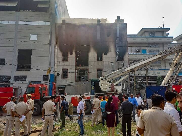 Delhi Narela factory 18 people rescued from fire 2 Death ANN Delhi Fire: नरेला की प्लास्टिक फैक्ट्री में लगी आग में अंदर फंसे सभी 20 लोग रेस्क्यू, दो की मौत