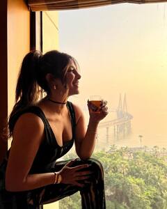 बालकनी में ड्रिंक का लुत्फ उठाती दिखीं Priyanka Chopra, 3 साल बाद घर पहुंची हैं 'देसी गर्ल'