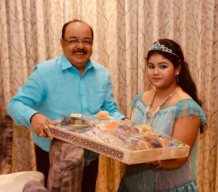 শোভন চট্টোপাধ্যায়কে আদর করে দুষ্টু বলে ডাকে মহুল। বৈশাখীর কথায় তারপর থেকে তাঁদের জীবন সুখ শান্তিতে ভরে যায়।