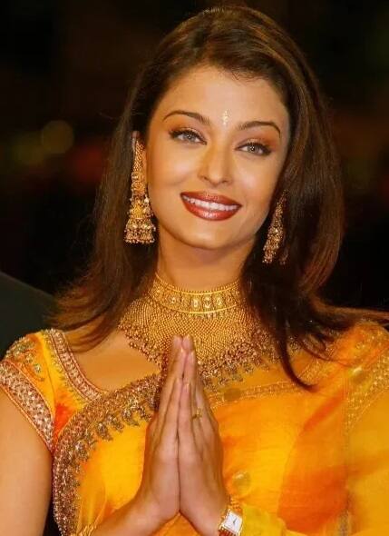 વર્ષ 2002માં ઐશ્વર્યા રાય સંજય લીલા ભણસાલીની ફિલ્મ 'દેવદાસ'ના વર્લ્ડ પ્રીમિયર માટે કાન્સમાં પહોંચી હતી. દરમિયાન તે પીળા રંગની સાડીમાં જોવા મળી હતી. જેને જોઈને બધાએ ઐશ્વર્યાના લુકના વખાણ કર્યા હતા.