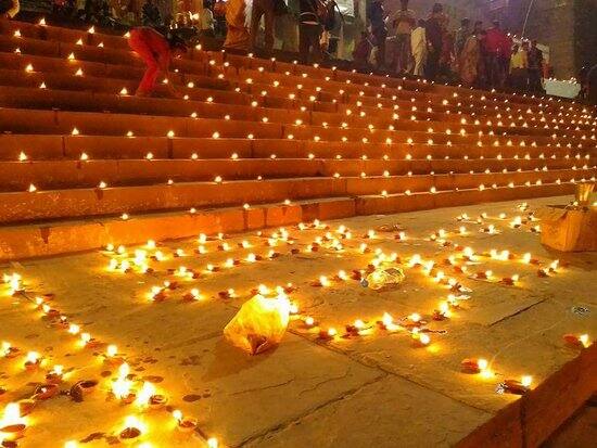Astrology Marathi News dev diwali 2022 date puja muhurta vidhi bhagvan vishnu awoke from sleep on 4 november Dev Diwali 2022 : 4 नोव्हेंबरला भगवान विष्णू निद्रेतून जागणार, तर 7 नोव्हेंबरला साजरी होईल देव दिवाळी, जाणून घ्या पूजा मुहूर्त