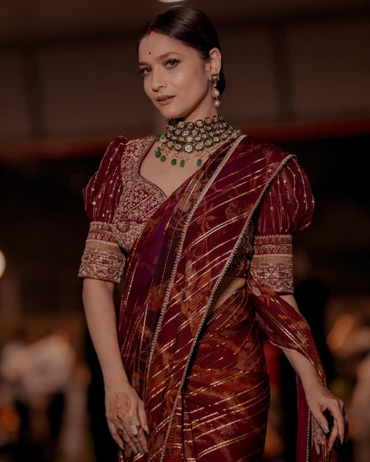 फोटोंमध्ये अंकिता लाल रंगाची साडी परिधान करताना दिसत आहे. यासोबत तिने मॅचिंग हेवी ब्लाऊज पेअर केला आहे. (फोटो सौजन्य:lokhandeankita/इंस्टाग्राम)