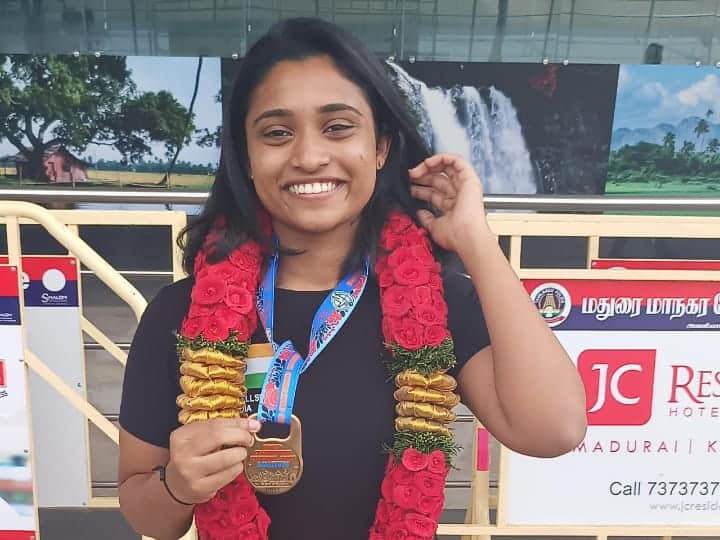Kudos to the Madurai girl who won gold in the Kettle Bell World Powerlifting Championship TNN ‘கெட்டில் பெல்’  உலக சாம்பியன்ஷிப் வலுதூக்கும் போட்டி; தங்கம் வென்ற மதுரை பெண்ணுக்கு  பாராட்டு !