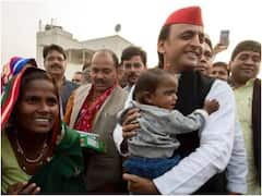 नोटबंदी में बैंक की लाइन में जन्मा 'खजांची' जाने लगा स्कूल, अखिलेश यादव उठाएंगे पढ़ाई का खर्च