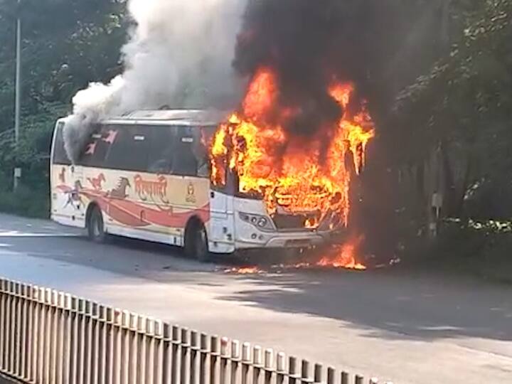 पुण्यात बर्निंग बसचा थरार... पुण्यातील येरवडा शास्त्रीचौकात शिवशाही बसनं अचानक घेतला पेट. सुदैवानं कोणतीही जीवीतहानी झालेली नाही.