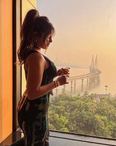 बालकनी में ड्रिंक का लुत्फ उठाती दिखीं Priyanka Chopra, 3 साल बाद घर पहुंची हैं 'देसी गर्ल'