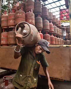 LPG Price: সাধারণের হেঁসেলে স্বস্তি ! দেশের চার মহানগরে কত কমল রান্নার গ্যাসের দাম ?