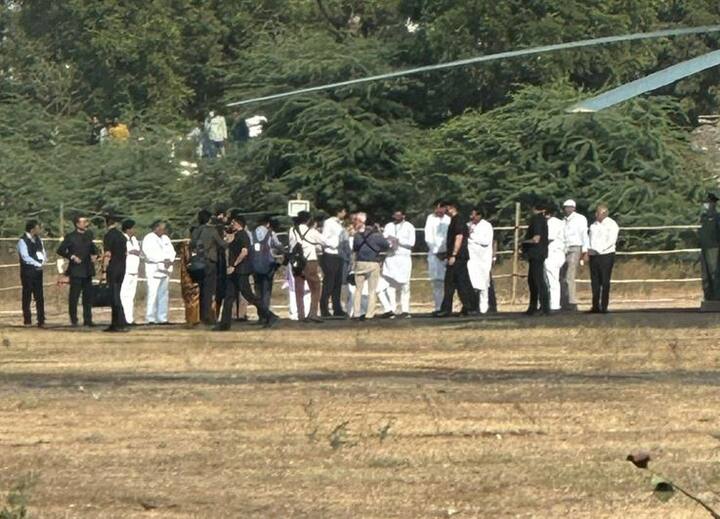 મોરબીમાં સર્જાયેલી ગોઝારી બ્રિજ દુર્ઘટનામાં અત્યાર સુધીમાં 134 લોકોનાં મોત થઈ ચુક્યા છે. ત્યારે આજે દેશના પ્રધાનમંત્રી નરેન્દ્ર મોદી મોરબી મુલાકાતે પહોંચ્યા હતા.