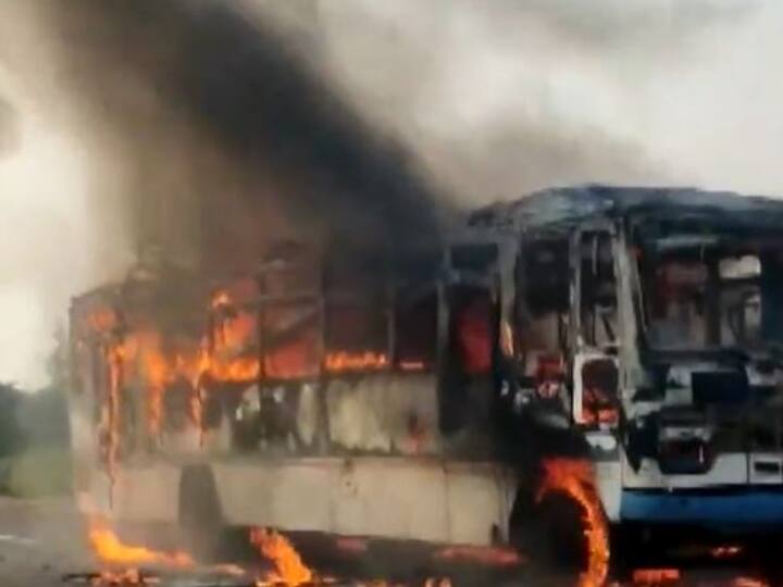 Maharashtra News: अमरावती में राज्य परिवहन की बस में लगी आग, सामने आया ये वीडियो Maharashtra state transport bus caught fire in Pimpalvihir Amravati today 35 passengers safe Maharashtra News: अमरावती में राज्य परिवहन की बस में लगी आग, सामने आया ये वीडियो