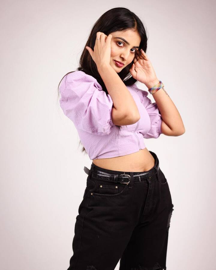 వాటి మీద ఫన్నీగా రియాక్ట్ అయ్యింది ఈ ముద్దుగుమ్మ. పెళ్లి ఎప్పుడో, ఎక్కడో చెప్తే తను కూడా వస్తాను అనేసింది. Image credit: Ananya Nagalla/Instagram