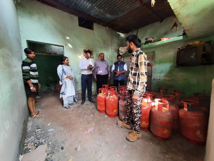 Indore action against black marketing of gas cylinder loading vehicle seized ANN Indore News: गैस सिलेंडर की कालाबाजारी करने वालों के खिलाफ बड़ी कार्रवाई, 76 सिलेंडर और वाहन जब्त