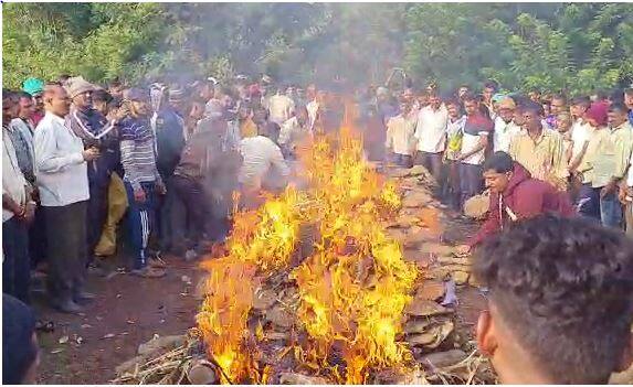 Kolhapur News Joint cremation of 5 dead bodies in Jatharwadi Kolhapur News : कोल्हापूरच्या 7 वारकऱ्यांचा सांगोल्यात अपघाती मृत्यू, 5 जणांवर जठारवाडीत एकत्र अंत्यसंस्कार