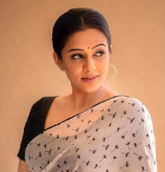 Priyamani Photos: నల్లంచు తెల్లచీరలో ప్రియమణి