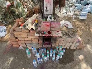 Gujrat Temple: दिलचस्प है इस मंदिर की कहानी, यहां प्रसाद में लड्डू पेड़े नहीं चढ़ता है बॉटल का पानी