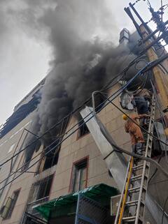 Delhi Fire: दिल्ली के नरेला में प्लास्टिक फैक्ट्री में लगी भीषण आग, दो की मौत, देखें हादसें की तस्वीरें