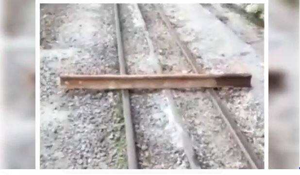 old 2 metre long rail piece on railway track alert motorman avert Neral Matheran toy trains accident Neral Matheran Toy Train : माथेरानची राणीच्या वाटेत अडथळा, ट्रॅकवर दोन ठिकाणी लोखंडी तुकडे, पर्यटकांची मस्ती की घातपाताचा प्रयत्न