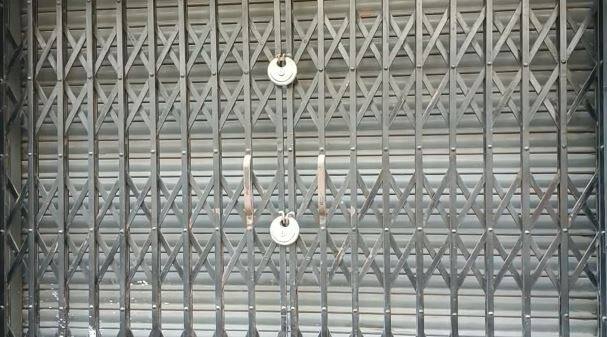 મોરબીમાં સતત બીજા દિવસે મુખ્ય બજારો બંધ રહી છે. મેડિકલ, પાનના ગલ્લા સિવાય તમામ દુકાનો બંધ છે.