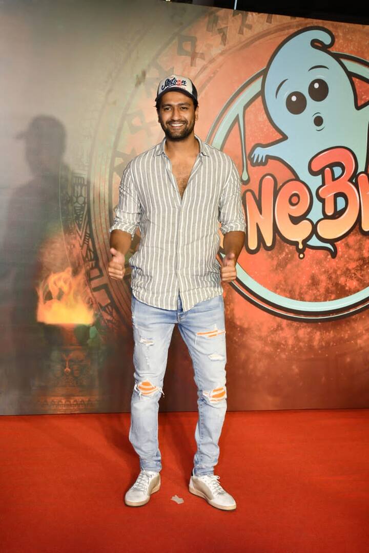 कैटरीना कैफ की फिल्म की स्क्रीनिंग में पति विक्की कौशल भी पहुंचे थे. जो काफी कूल लुक में नजर आए.