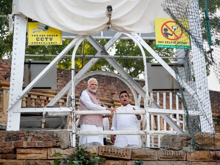 घटनास्थल पर पहुंचने पर पीएम मोदी ने हर्ष संघवी से हादसे के बारे में जानकारी ली. इस दौरान उनके साथ राज्य के सीएम मौजूद थे. इसके बाद पीएम मोदी अस्पताल गये और वहां पर उन्होंने घायलों से मुलाकात की. इस हादसे में अब तक 136 लोगों की मौत हो चुकी है.