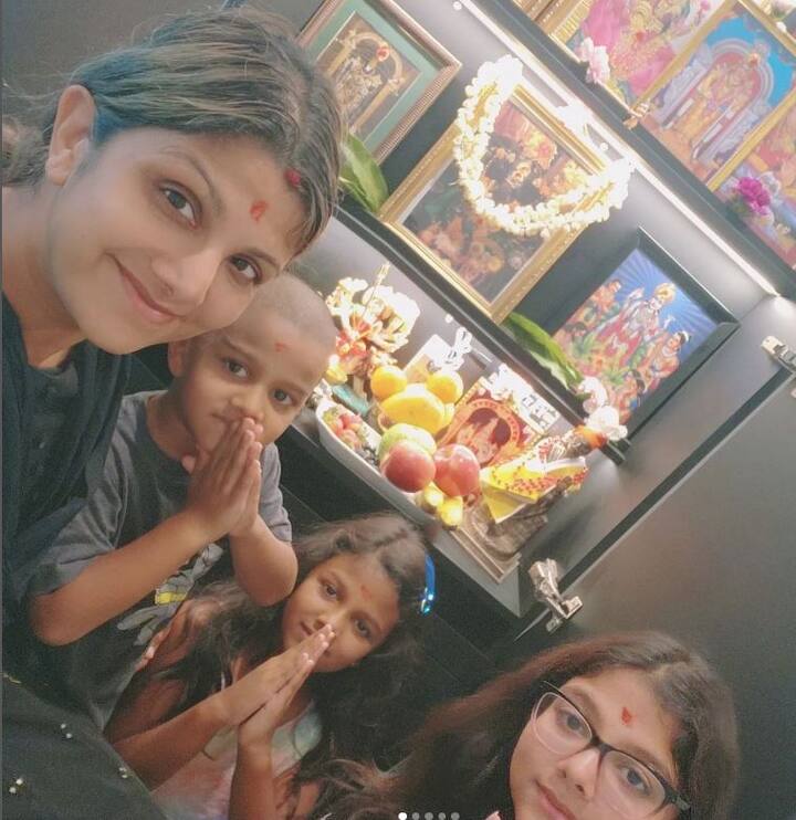 रंभा अक्सर सोशल मीडिया पर अपने बच्चों और अपनी तस्वीरें अपलोड करती रहती हैं. उनकी ये तस्वीर साफ बयां करती हैं कि रंभा अपने परिवार के साथ कितनी खुश हैं.